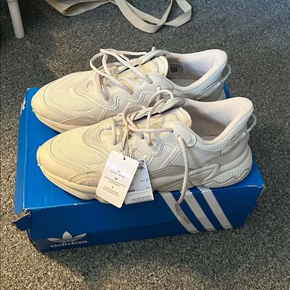 BNWT Adidas Ozweego sneakers. US men’s 10 - Picture 3 of 6